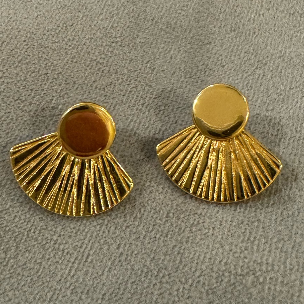 Gold stud fan earrings